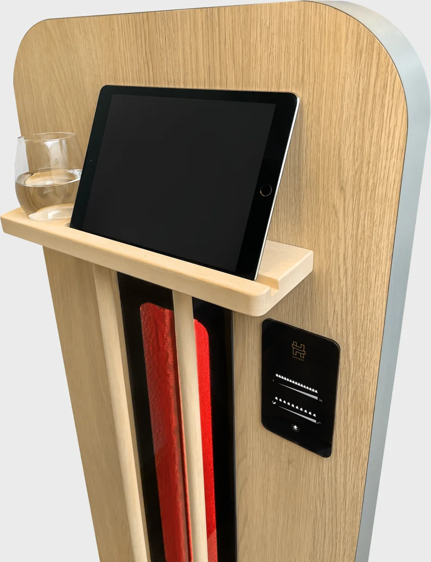 Houten plank met een glas water en een tablet