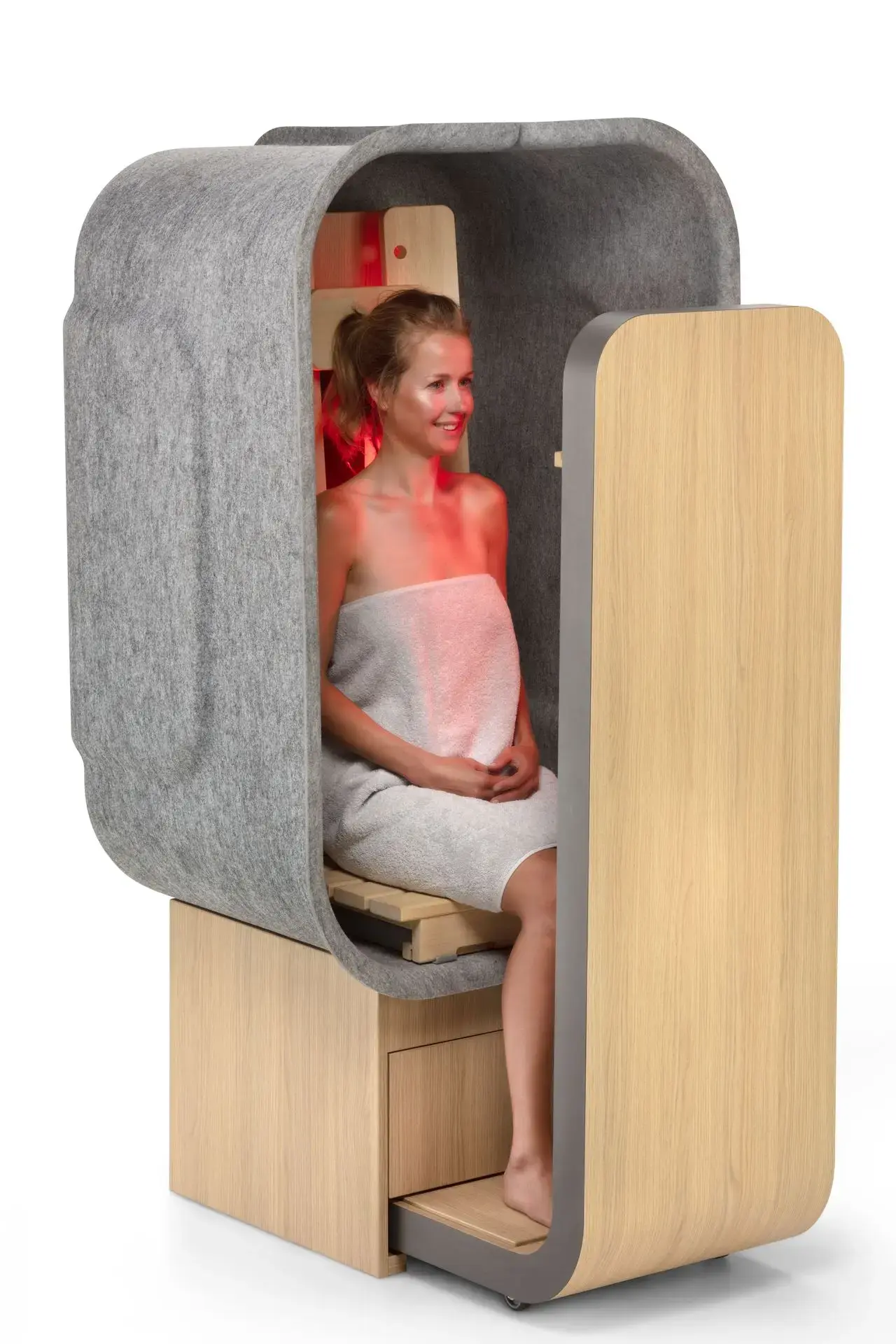 Een vrouw met handdoek ontspant in de HUGseat infraroodsauna