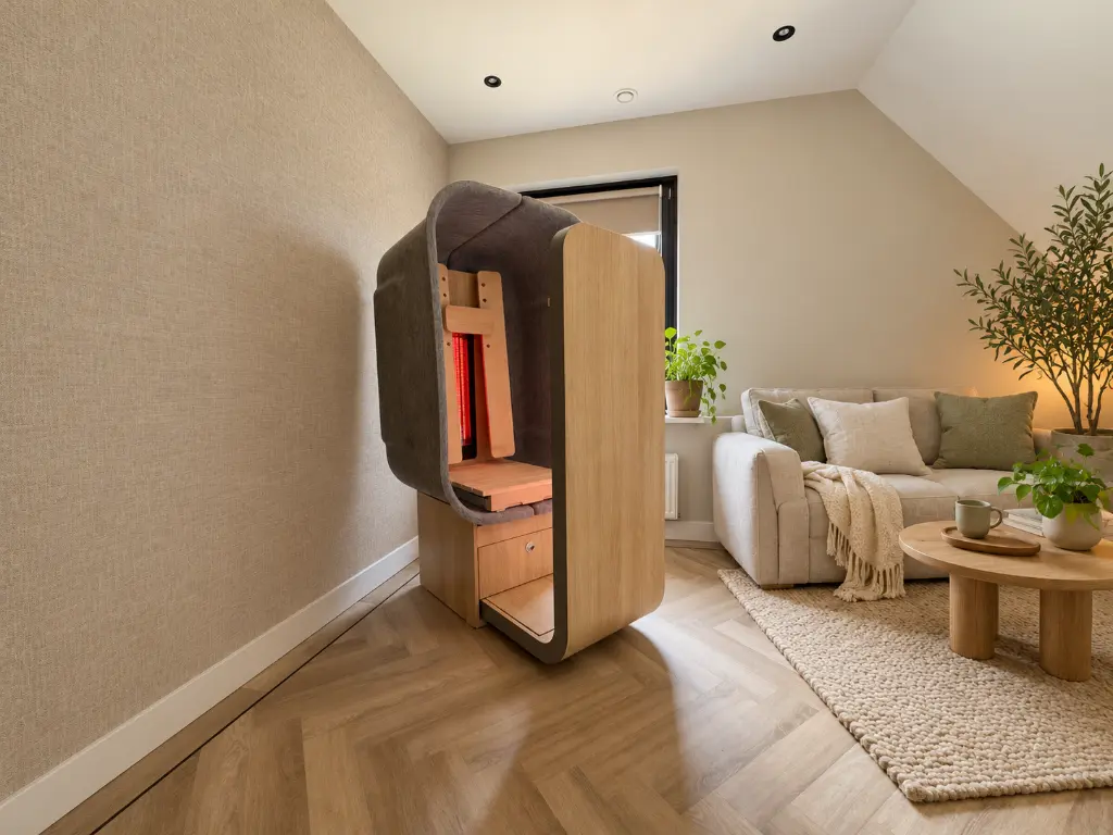 HUGseat in de woonkamer naast de bank